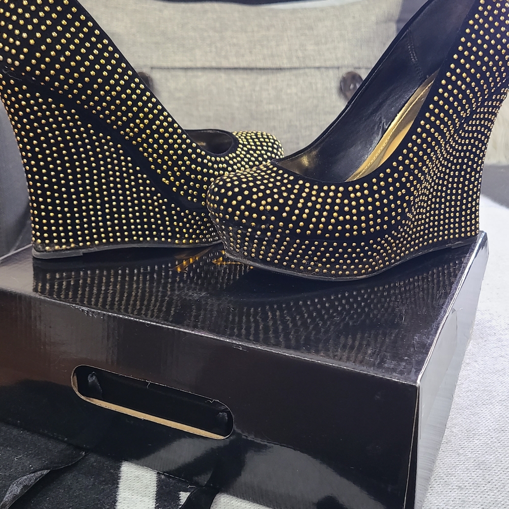 Posh Black and Gold Wedge Shoes with Luxurious Design